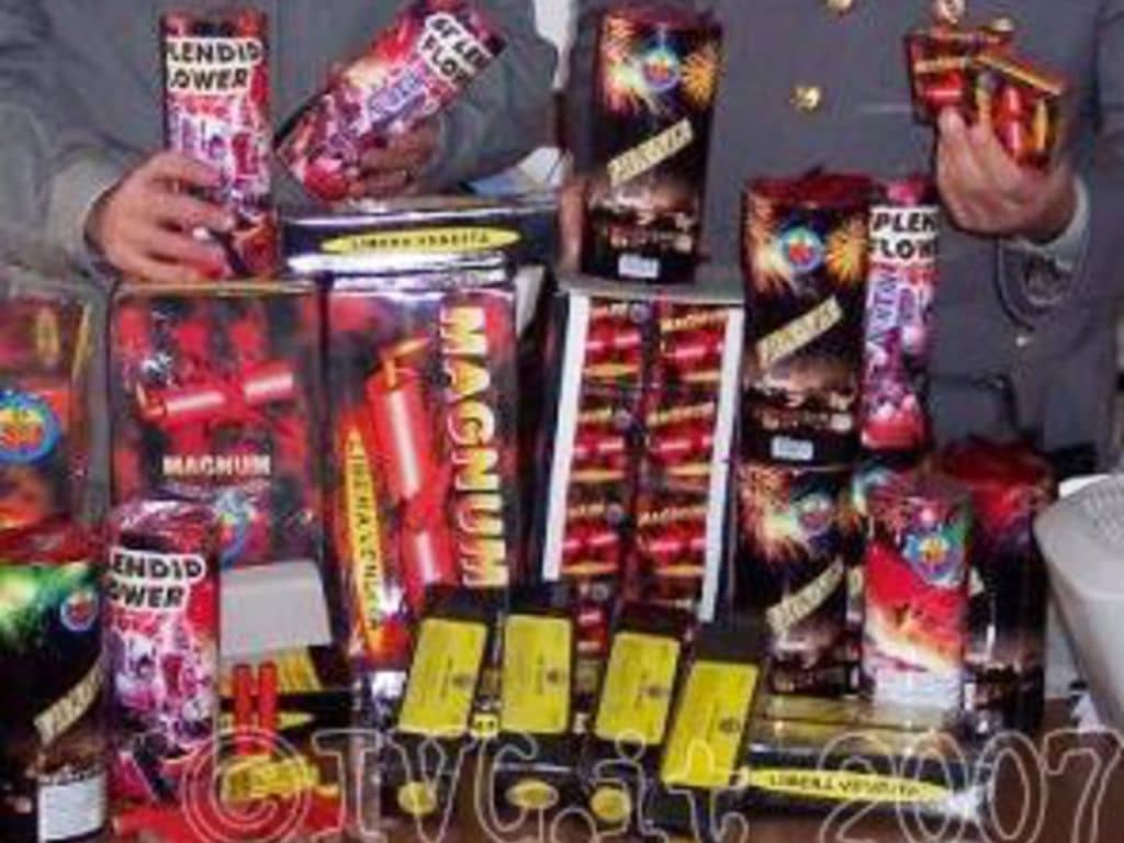 Botti di Capodanno, primi danni. Colpita un’autovettura