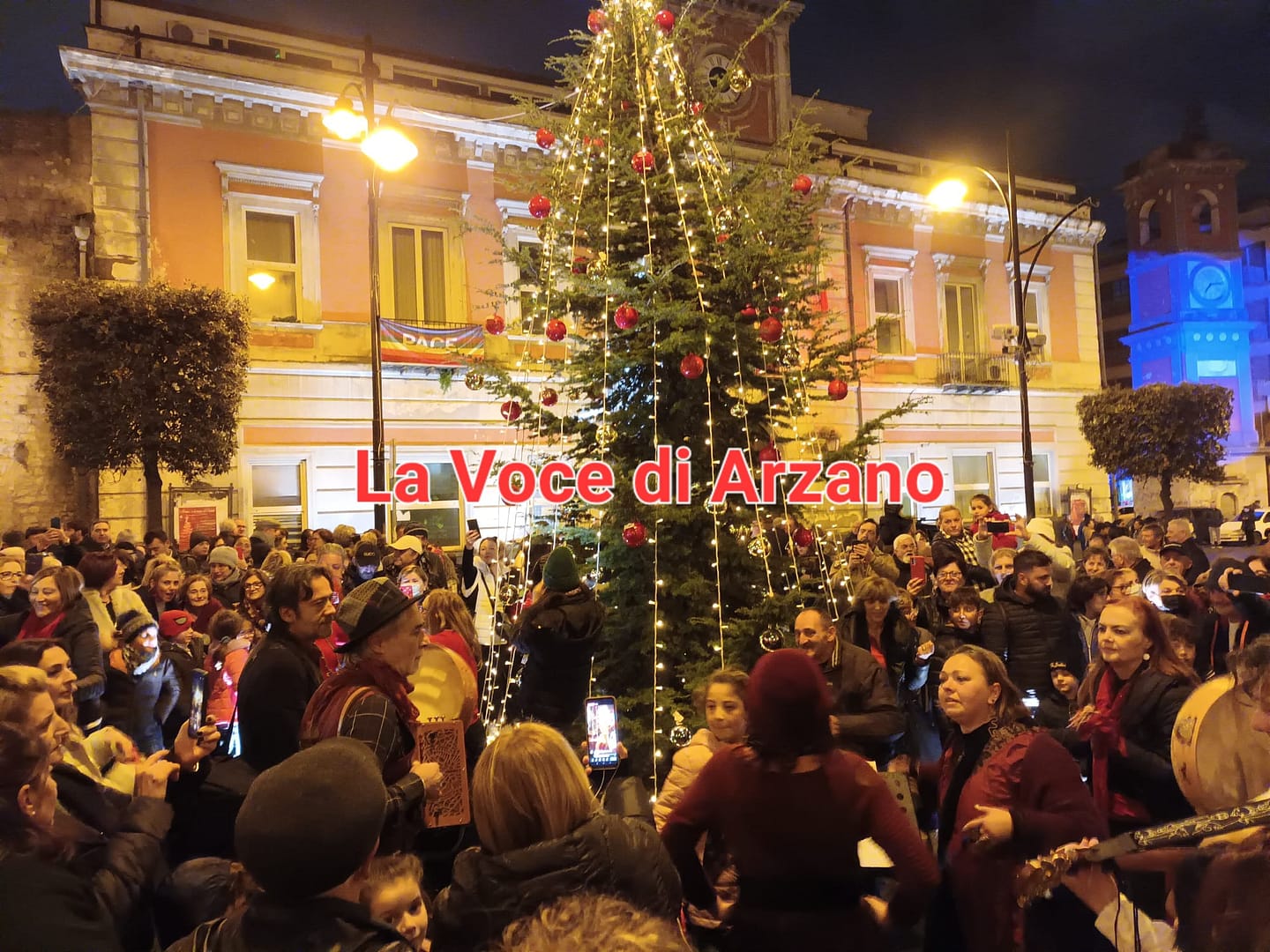 Acceso l’albero di Natale in piazza Cimmino