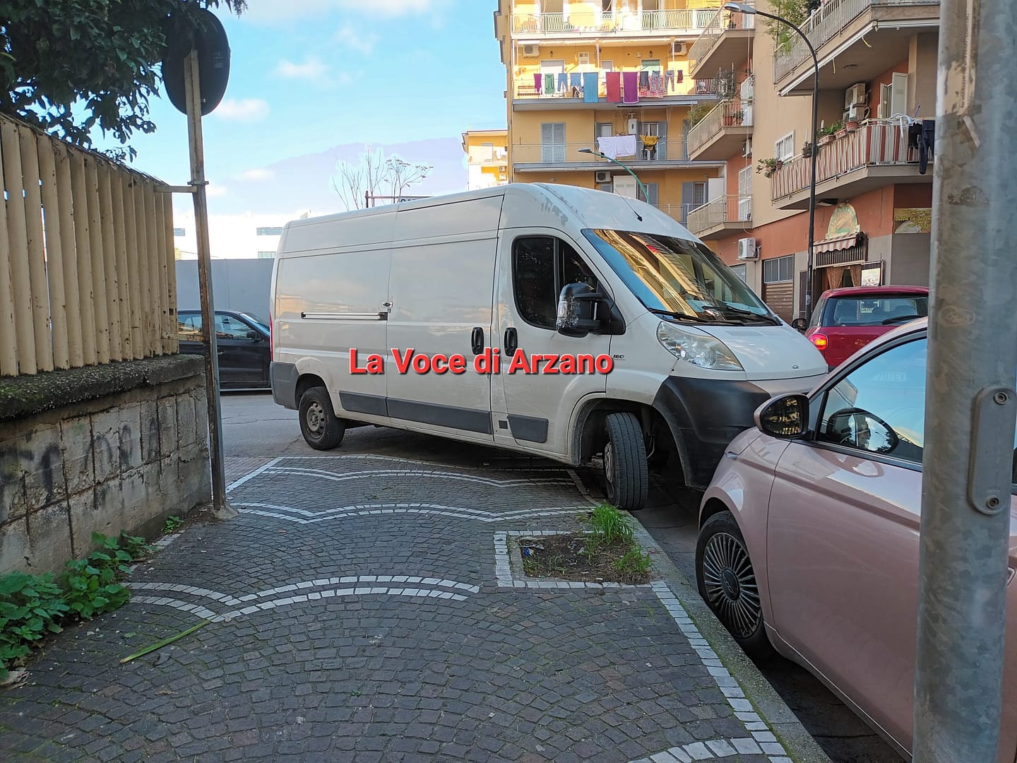 Lettera, ironica, sui furgoni delle consegne e-commerce