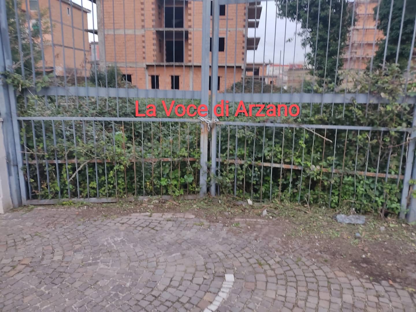Villa comunale, il degrado anche intorno