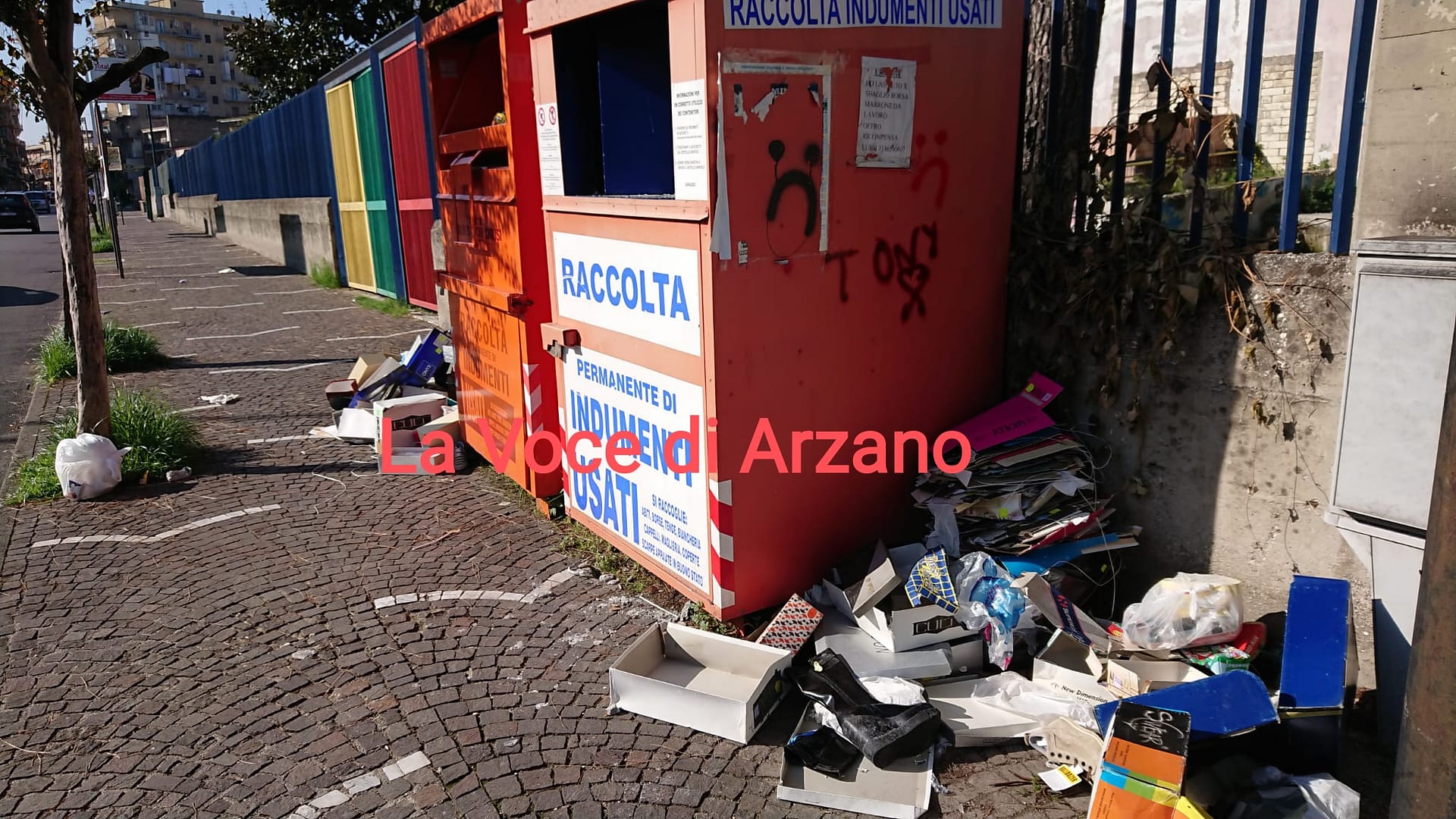 Cambio di stagione di scarpe, abbandonate in via Napoli