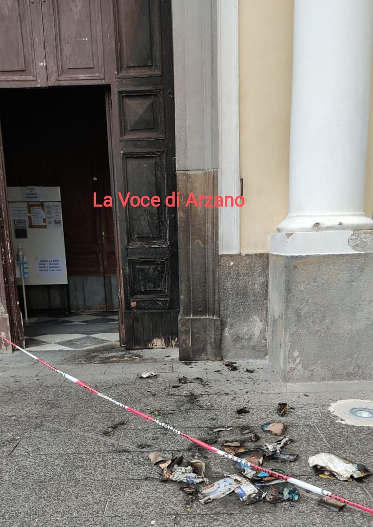 Principio d’incendio sul portone della Parrocchia di Sant’Agrippino