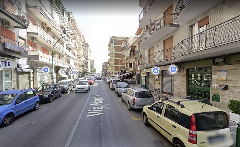 Via Napoli auto in sosta in doppia fila è un affronto al vivere civile