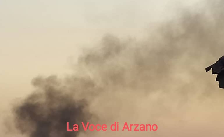 Denso fumo su una zona di Arzano