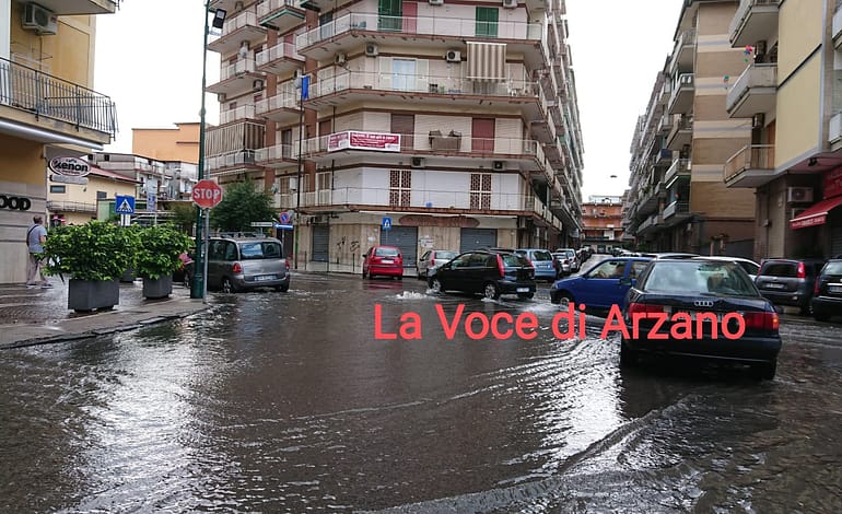Bomba d’acqua su Arzano, numerosi allagamenti