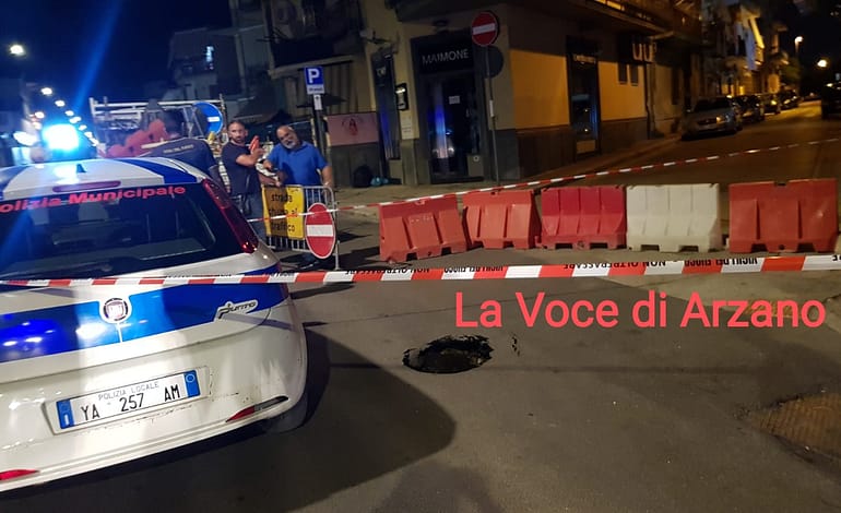 Voragine via Napoli incrocio via Silvestro