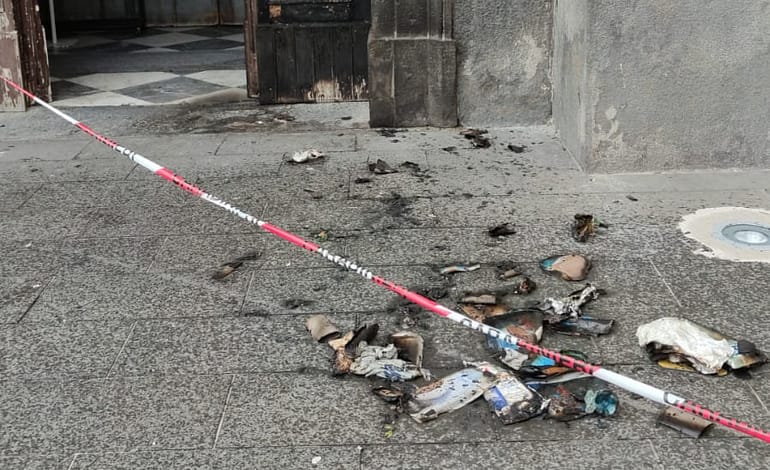 Principio d’incendio sul portone della Parrocchia di Sant’Agrippino