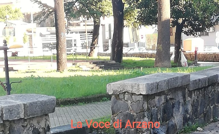 Ancora un incidente, marciapiede invaso da detriti