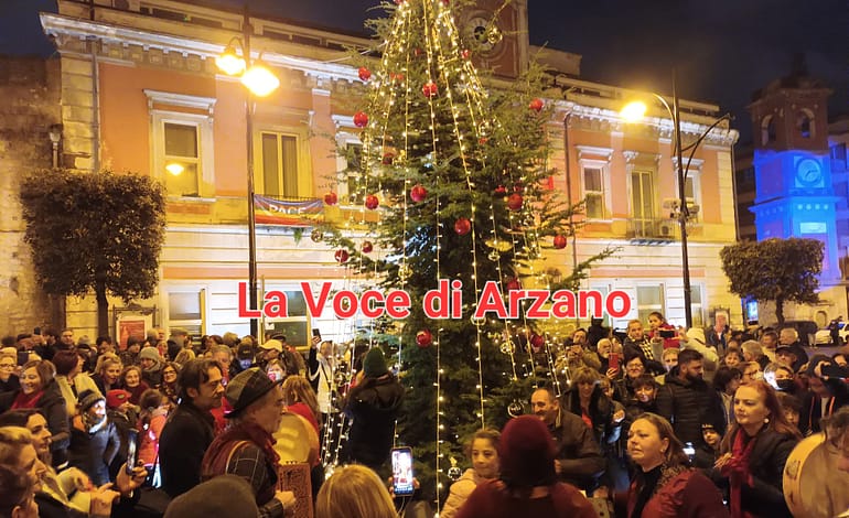 Acceso l’albero di Natale in piazza Cimmino