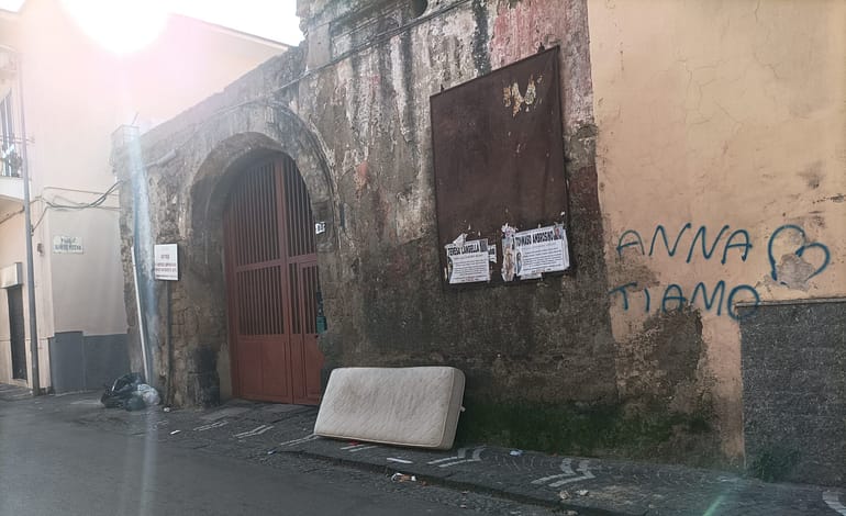 Capodanno, primo materasso abbandonato dell’anno