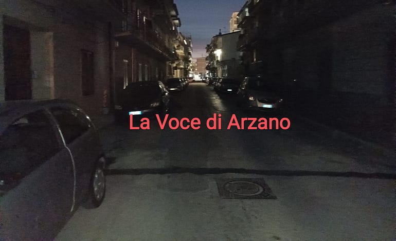 Pali pericolanti, intere strade al buio, la pubblica illuminazione sempre inefficiente