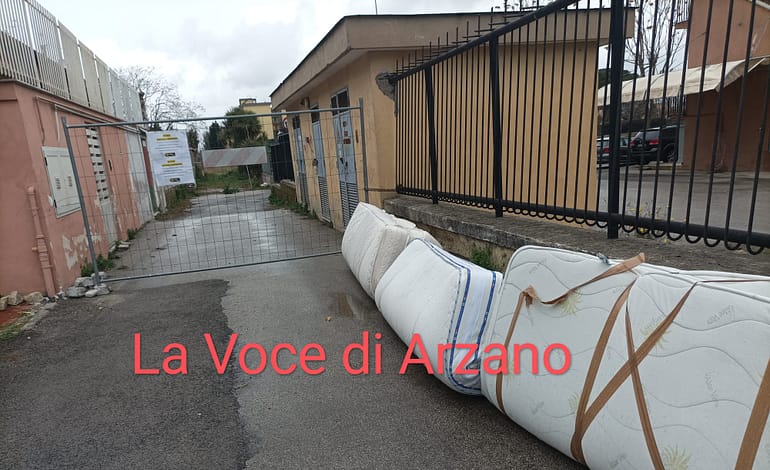 Chiusa l’isola ecologica, l’area esterna è già una discarica