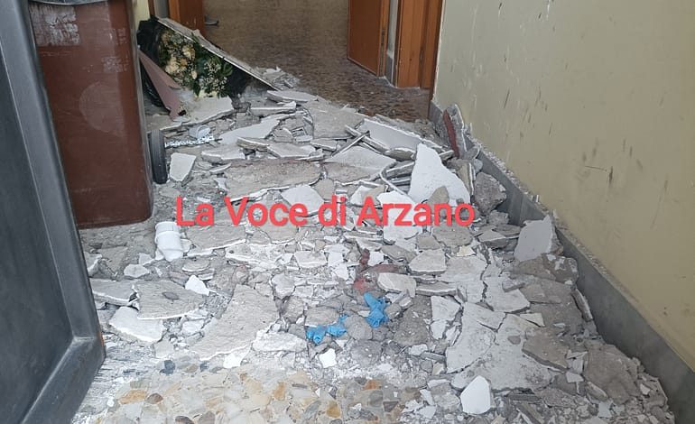 Cede parte del soffitto nel retro della sacrestia in Sant’Agrippino, miracolosamente illeso Padre Pasquale