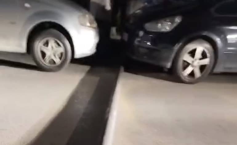 Un altro palo della pubblica illuminazione caduto